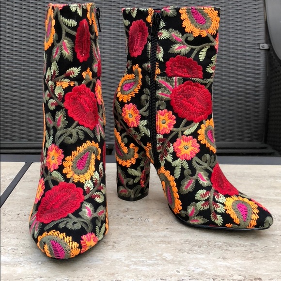 ***8.5 LAST PAIR!!!*** Embroidered Bootie NIB - Picture 3 of 8